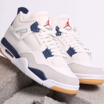 Nike SB x Air Jordan 4 “White/Navy” ra mắt ngày 18 tháng 3 năm 2025.